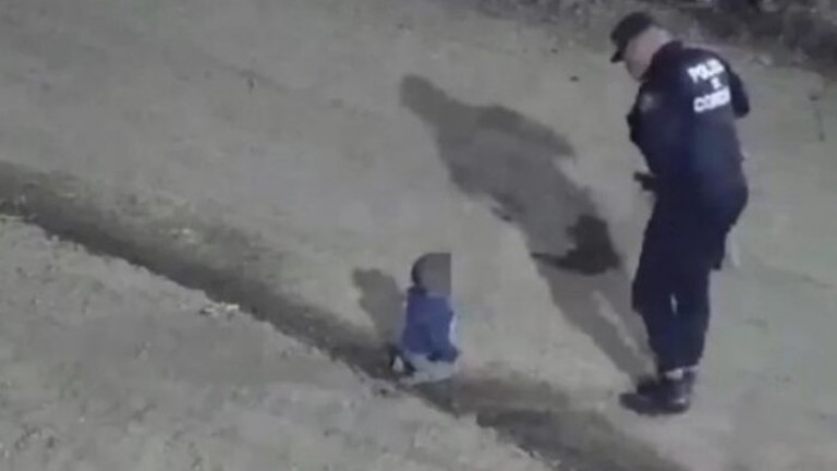 Policía rescató a un bebé de un año que gateaba solo durante la madrugada