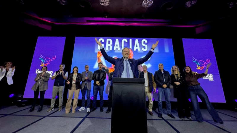 El eufrico festejo de Javier Milei y Manuel Adorni tras imponerse en las elecciones legislativas