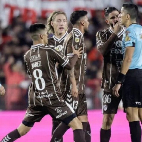 La frase del árbitro que hizo explotar a los jugadores de Platense