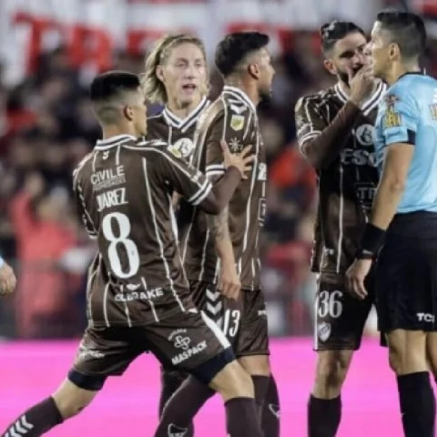 La frase del árbitro que hizo explotar a los jugadores de Platense