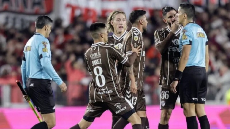 La frase del rbitro que hizo explotar a los jugadores de Platense