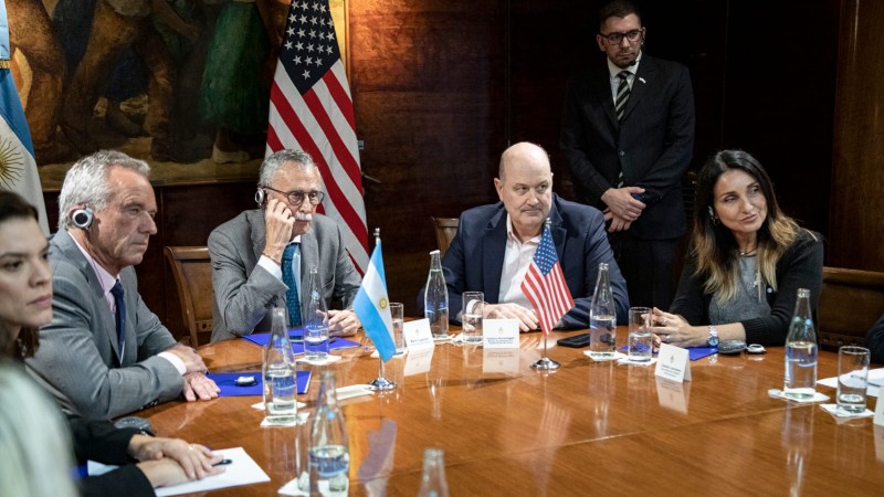 Motosierra y desregulaciones en salud: las medidas que se vienen en Argentina