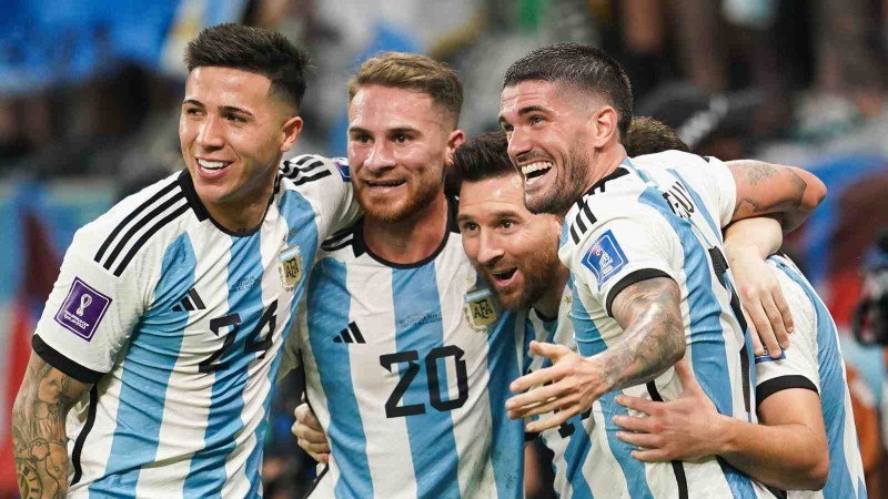 Scaloni reestructura el mediocampo argentino ante las ausencias y el retorno de Messi