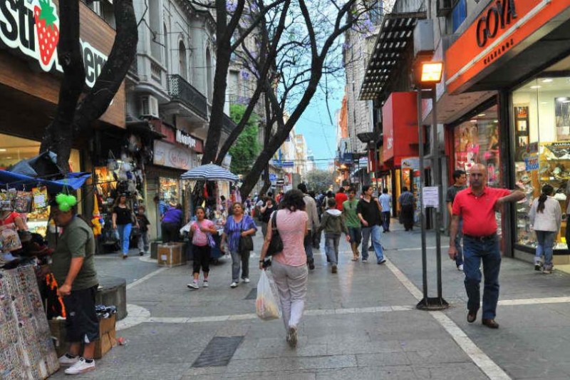 Cómo funcionarán los comercios en los próximos feriados en Córdoba