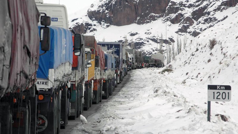 Paso cerrado: ya son mil los camiones varados por las nevadas
