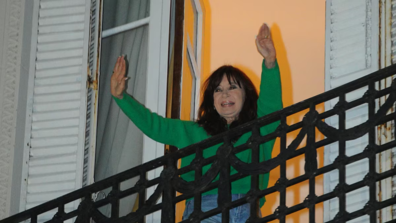 Accesorio en el tobillo colocado: Cristina Kirchner comenz el arresto domiciliario con monitoreo electrnico