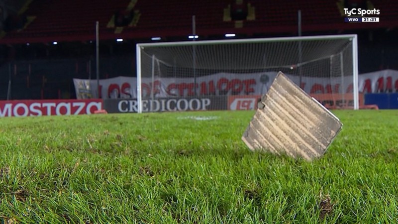 Lamentable desenlace en Coln vs. Mitre en la B Nacional. Partido suspendido por disturbios de los hinchas santafesinos