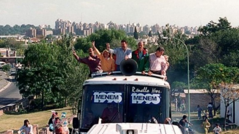 Existi el "Menemovil" en la vida real? Mir las fotos tras el estreno de la serie "Menem"