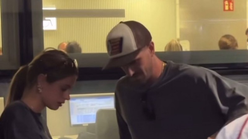 Tini y De Paul juntos en su regreso a Buenos Aires desde el aeropuerto de Madrid