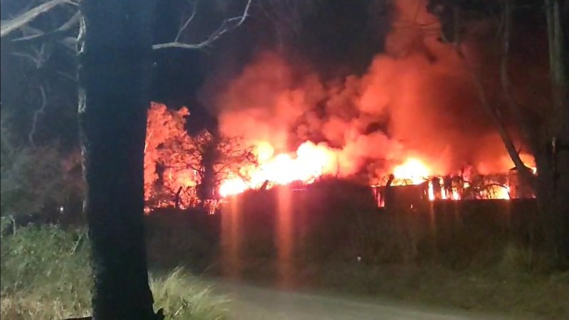 Bomberos trabajan para contener un incendio en Villa del Prado: precaucin en la ruta 5