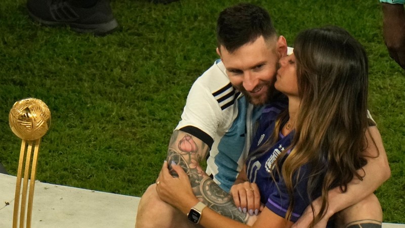 As reaccionaron Messi y Antonella al aparecer en la Kiss Cam' durante el concierto de Coldplay en Miami