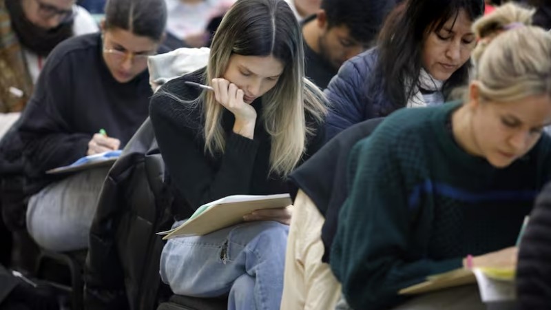 Investigan posible filtracin de examen de residencias tras video con cmara en anteojos