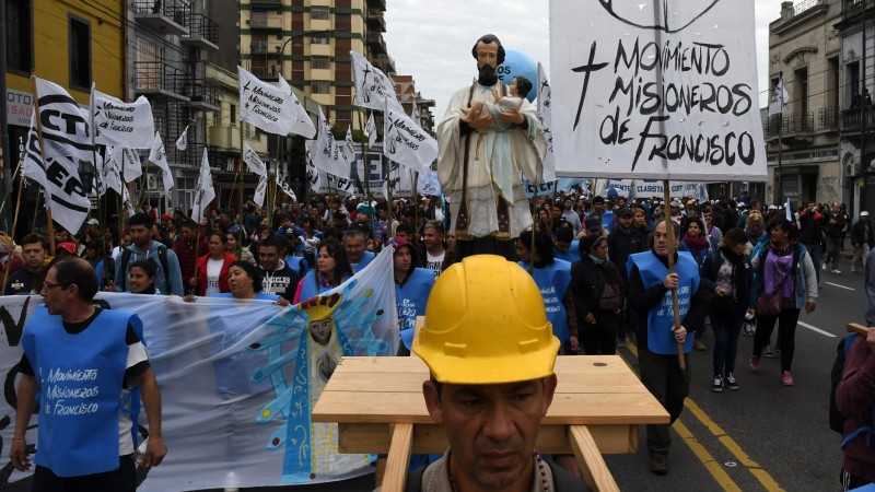 Santo reclamo: la peregrinacin por San Cayetano termin con un acto contra Milei