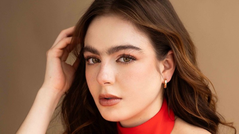 El antes y despus de la actriz Regina Pavn en la serie Pecados Inconfesables de Netflix