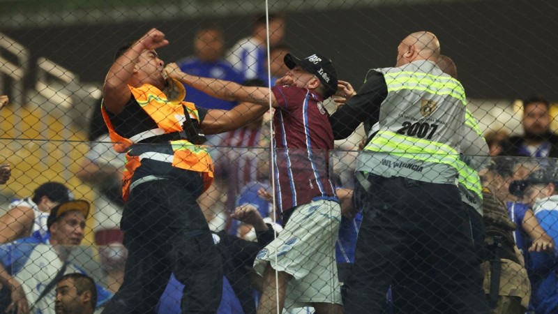 Escndalo en Brasil: incidentes entre hinchas de Godoy Cruz y la Polica brasilea en la Copa Sudamericana
