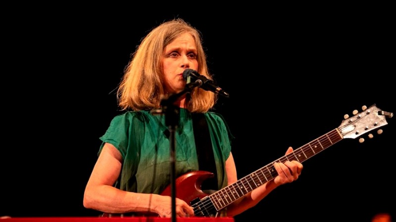 Quin es Juana Molina: la famosa cantante y comediante que brilla como Piquito en En el barro
