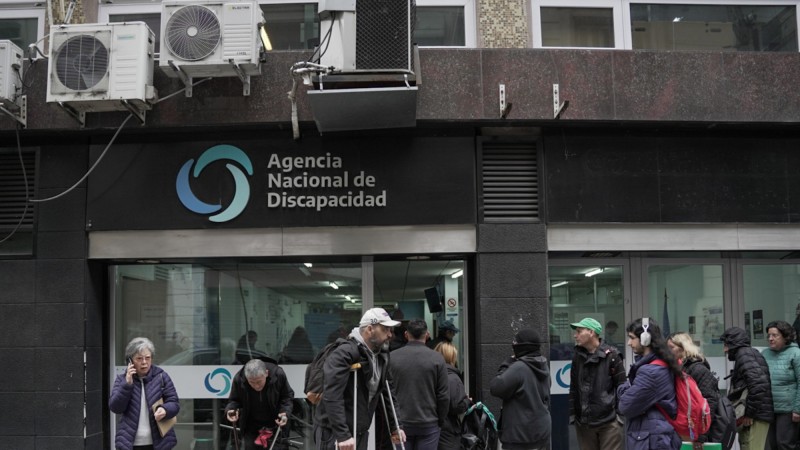 Coimas en ANDIS: detectaron sobreprecios del 27% en la compra de medicamentos
