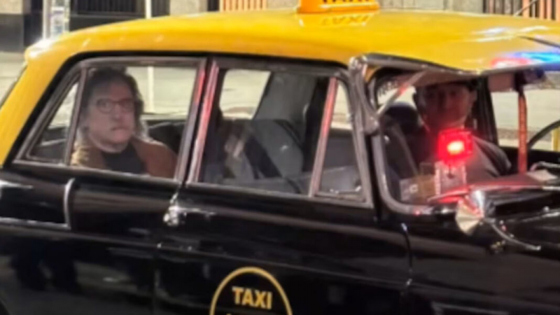 Charly Garca fue visto a bordo de un taxi antiguo por Buenos Aires: filmando un nuevo video?