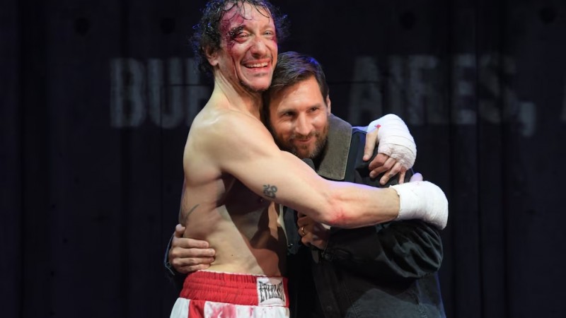 Lionel Messi asiste a la obra Rocky de Nicols Vzquez generando revuelo en la calle Corrientes