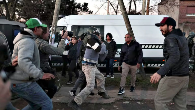 Incidentes en el acto de Javier Milei en Moreno: peleas, un botellazo y piedras al auto presidencial