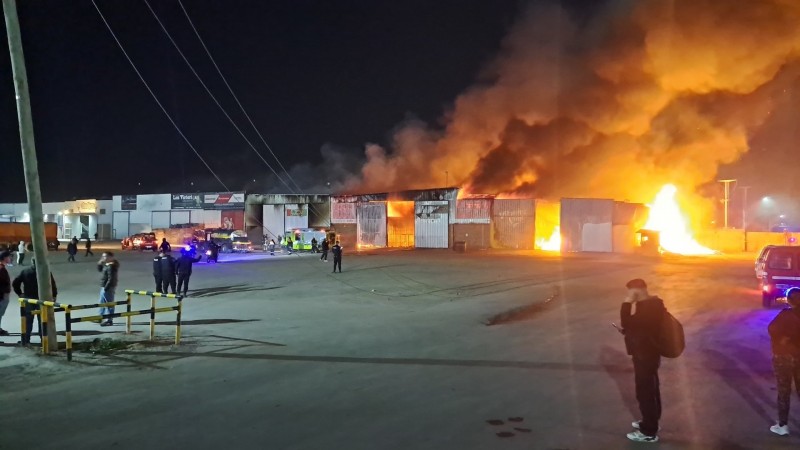 Fuerte incendio en la Feria de Guaymalln: siete galpones destruidos e imgenes impactantes