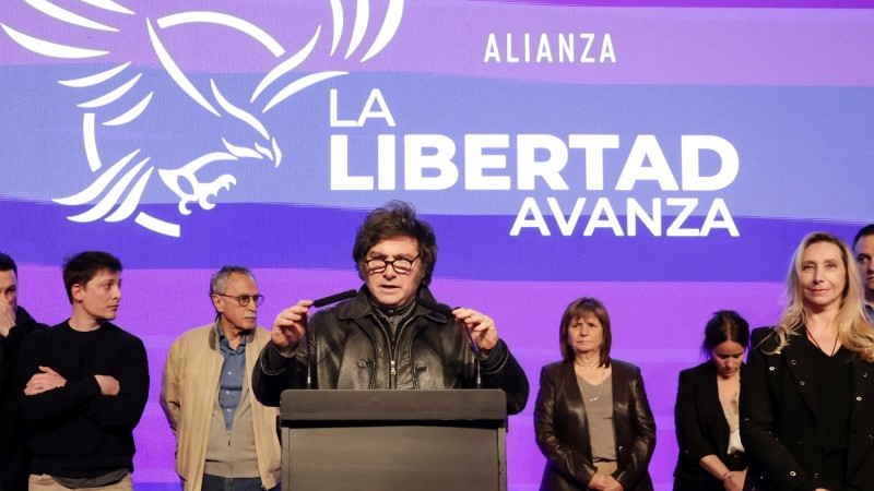 Efecto elecciones: el Gobierno espera presiones sobre el dlar y caen las acciones argentinas