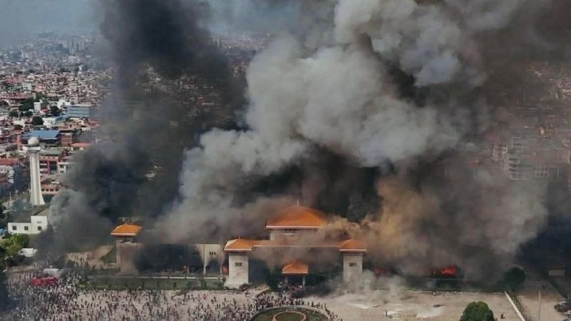 Qu pasa en Nepal: manifestantes incendiaron el Parlamento y residencias polticas tras la renuncia de KP Sharma Oli