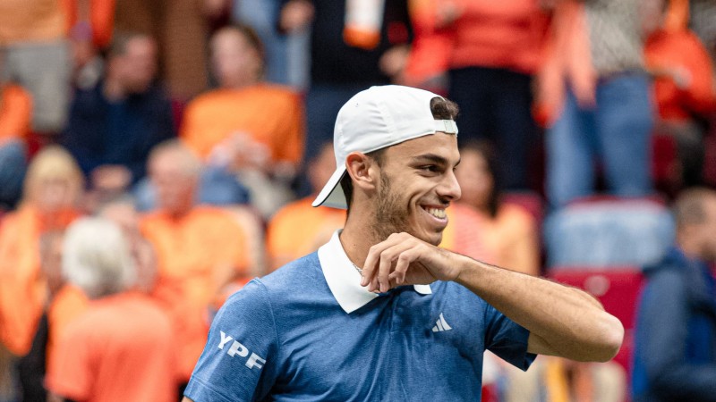 Jornada perfecta para el tenis argentino: ganaron Cerndolo y Etcheverry. La serie se pone 2-0 con Pases Bajos