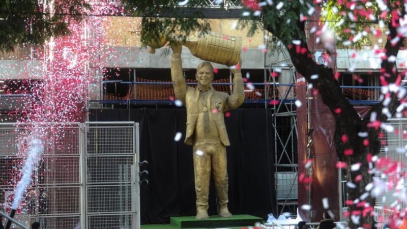 La estatua de Gallardo fue un error?: River en guerra por el bronce