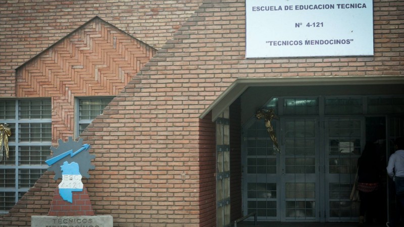 Un estudiante de 15 aos ingres con un arma de aire comprimido a una Escuela de Tcnicos en Mendoza
