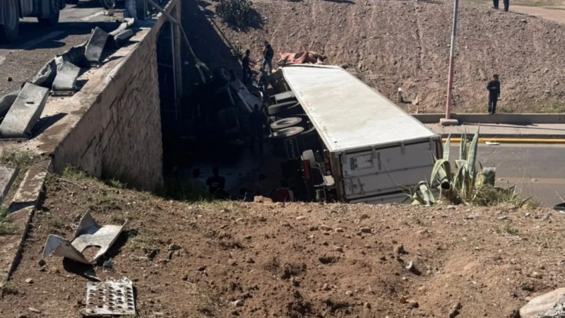 Un camin cay del Acceso Este y termin destrozado en Caadita Alegre