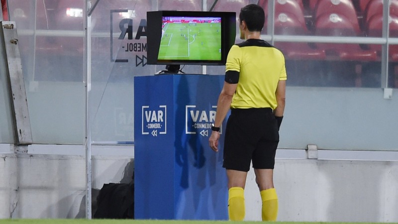 La FIFA prueba un nuevo VAR simplificado a pedido de los entrenadores Lleg para quedarse?
