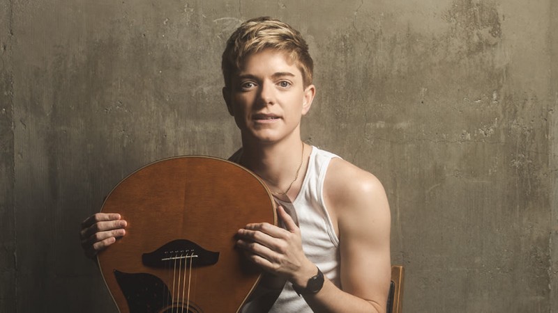 Mae Martin y su sexualidad: la verdad de "Alex Dempsey" de Los Incontrolables