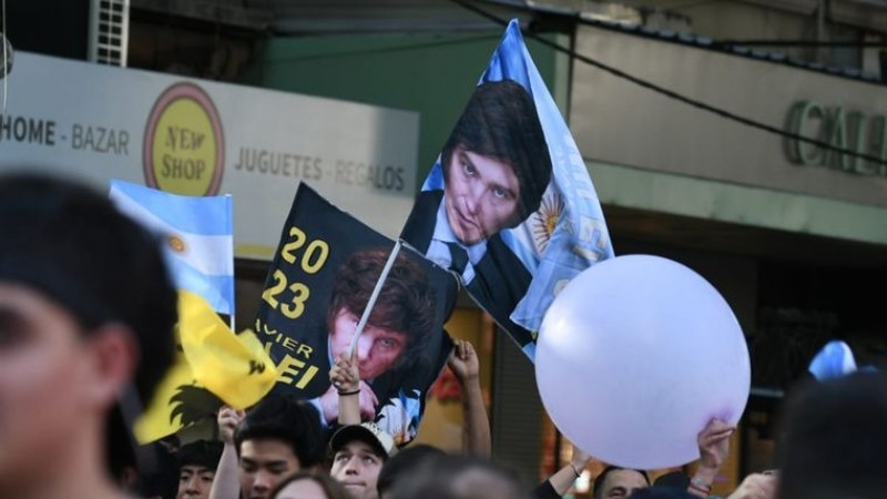 Javier Milei recorri el centro de Mendoza rodeado por militantes y manifestantes