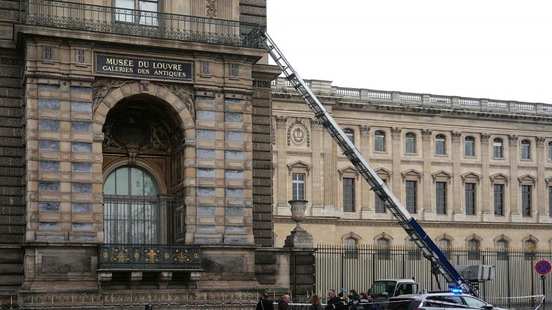 Robo histrico en el Museo del Louvre: vaciaron las joyas de la Corona y escaparon en moto