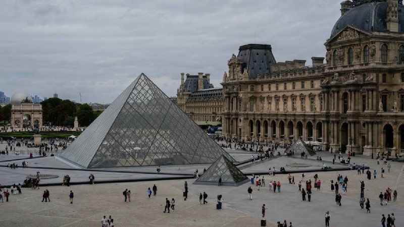Reabre el Museo del Louvre con restricciones mientras contina la investigacin por el robo