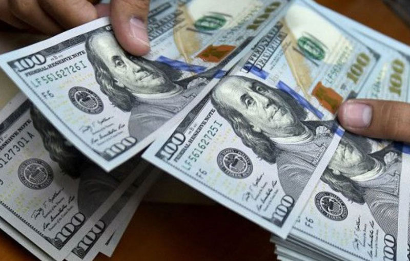 El dólar blue baja al final del año: retrocedió $4