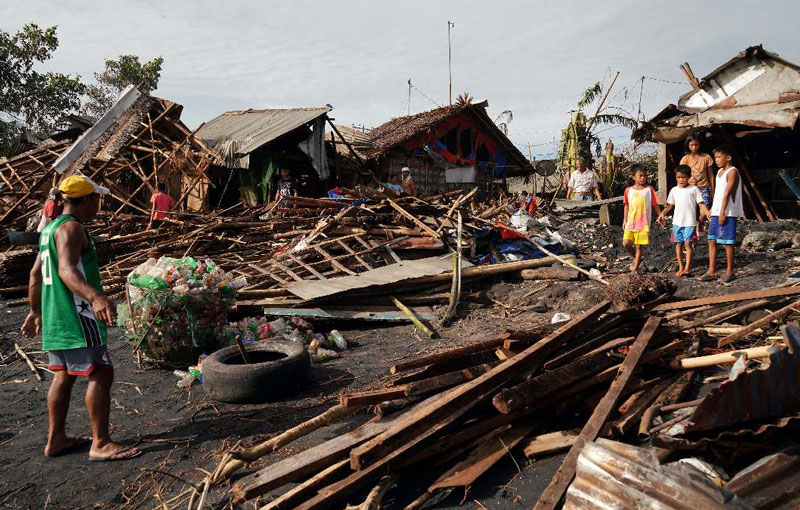 El arrasador paso del tifón "Rai" sigue sumando víctimas