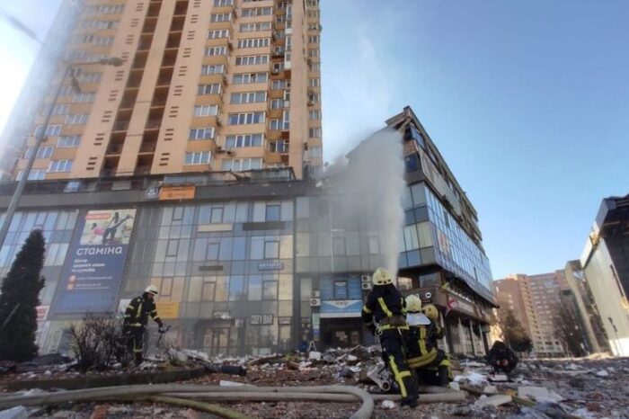 Terror por el misil que se estrella en un edificio ucraniano