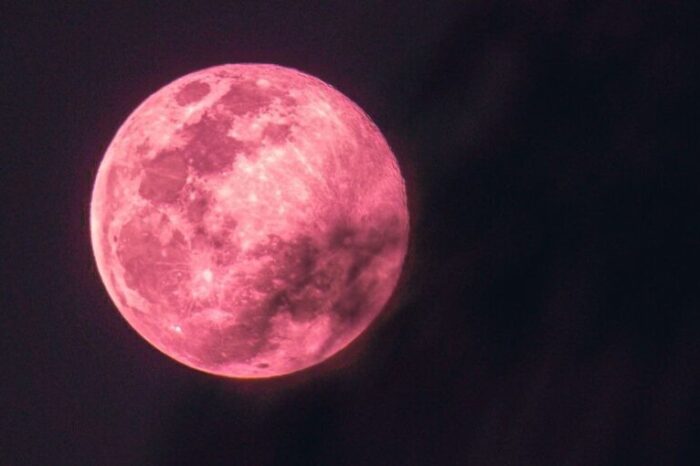 La "Luna rosa" de este domigo viene con "lluvia de estrellas"