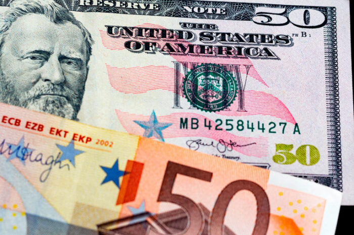 El euro alcanzó su nivel más bajo y está en paridad con el dólar