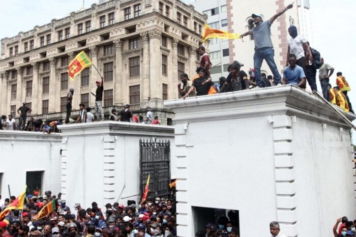 Huyó el presidente de Sri Lanka después de una ola de protestas