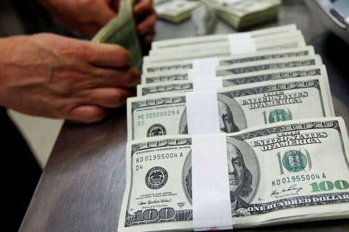 El dólar blue bajó y cotiza en $323 en la Provincia