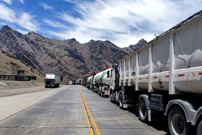Hay más de 5000 camiones varados y el Paso Cristo Redentor sigue cerrado