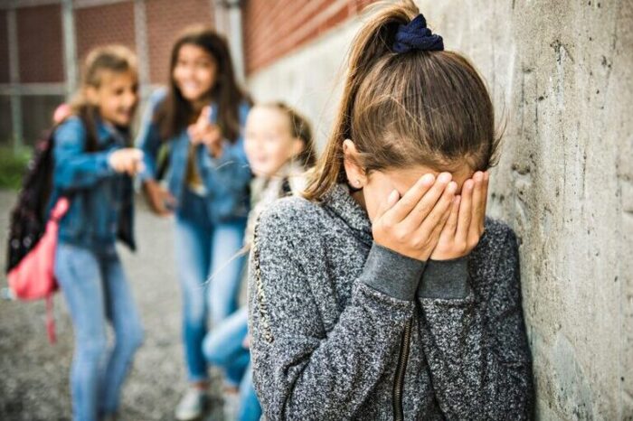 Bullying: Le afeitaron las cejas a una nena en la escuela
