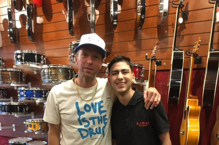 El líder de Coldplay visitó una tienda de música y sorprendió a todos