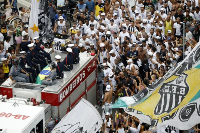 La despedida a Pelé: el ataúd recorre las calles de Santos