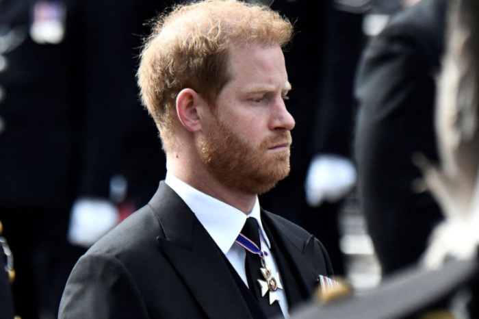 El príncipe Harry se burló de la monarquía británica en TV