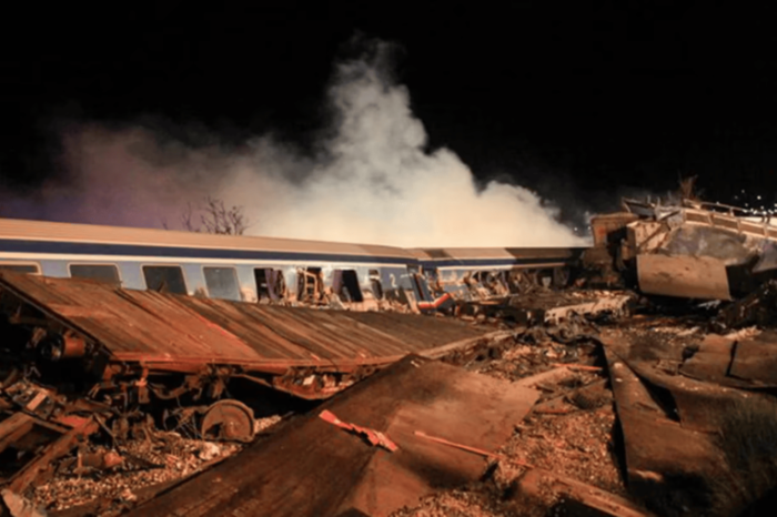 Grecia amaneció con un impactante choque de trenes