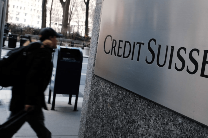 Las acciones de Credit Suisse y UBS caen un 60% este lunes